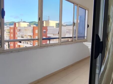 🏡 Jepet me qera apartament 1+1 tek Kompleksi Arlis, Astir – pranë ish Hotel Rolandit.