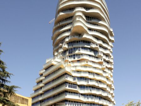 🏢 Shitet Apartament 3+1 Premium – Tirana’s Rock, me pamje nga Sheshi Skënderbej ✨🌆