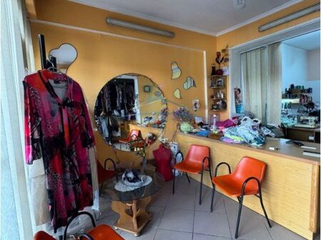 Shitet,Ambient Biznesi,Rruga 4 Dëshmorët, Tiranë