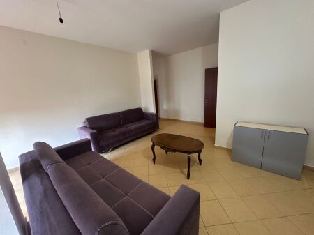 🏡 Appartamento 1+1 in Affitto 📍 Jordan Misja – 2 minuti da 313 🏢 3° piano con ascensore 📐 Superficie: 60 m² 💶 Prezzo: 400€ / mese (leggermente trattabile)