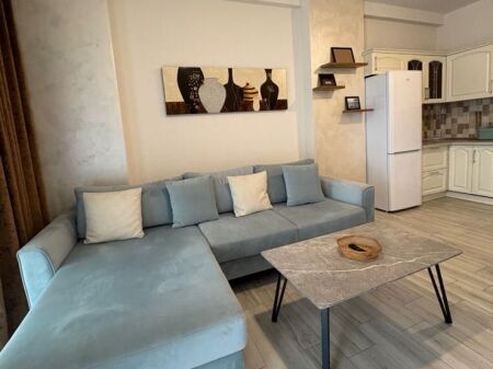 Komuna e Parisit-Jepet me qera apartament 2+1.