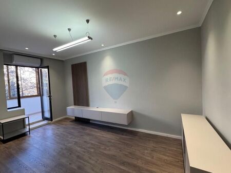 Office for rent in Bllok!