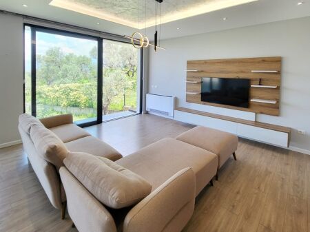🏡 Vilë 3-Katëshe për Qira – Liqeni i Thatë, Tiranë