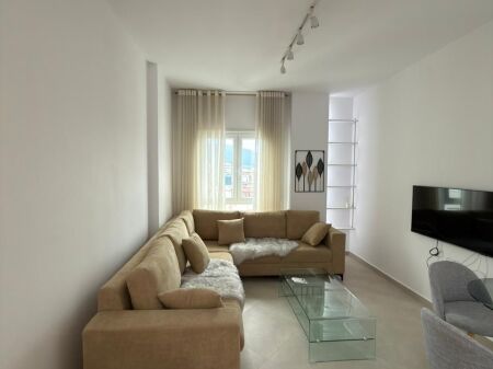Shitet Apartament 1+1 + Post Parkimi  tek rruga Barrikadave