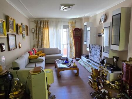 Shitet, Apartament 1+1 + 2 Garazhe, Tek Vala Park,Durres