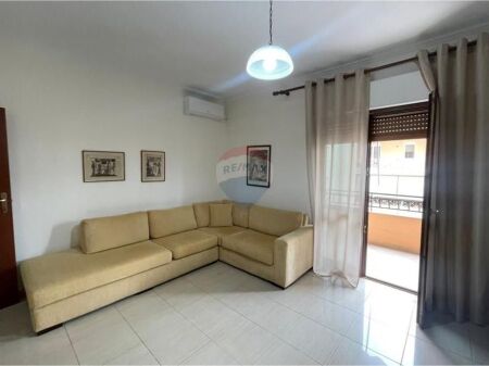 Apartament 1+1 me Qira tek Komuna Parisit