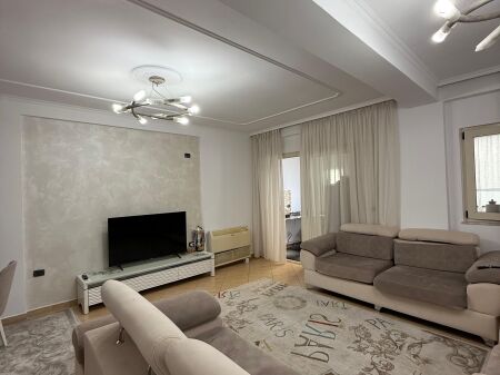 Apartament në shitje në Tiranë, Komuna e Parisit,