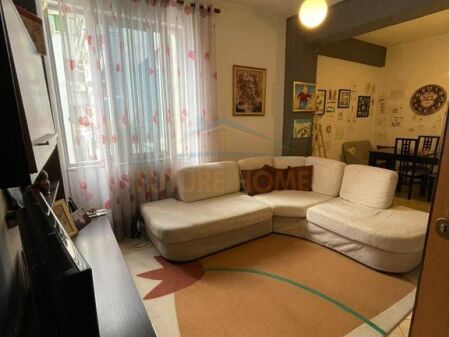 Shitet, Apartament 2+1 , Rruga e Kavajës, Tiranë