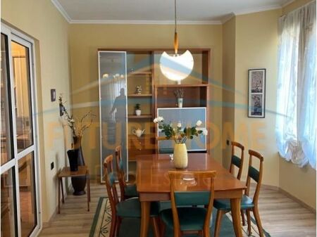 Qira, Apartament 1+1+2 Rruga e Barrikadave 600 €