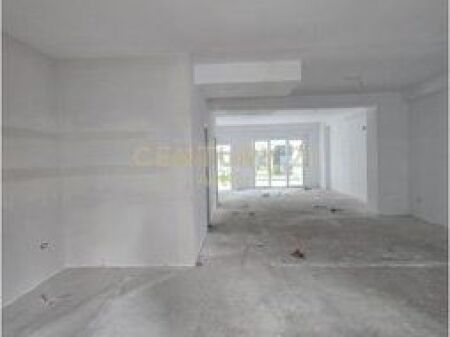 Njësi Komerciale me Qira + Verandë + 2 Poste Parkimi tek Univers City Residence