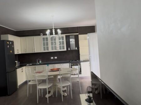 Shitet apartament 2+1, Fresku