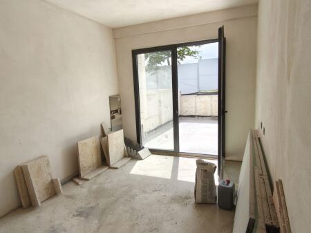 📍 Maison De La Terre, Mjull-Bathore, Tiranë 🏡 Apartament 3+1+2 + Verandë për shitje