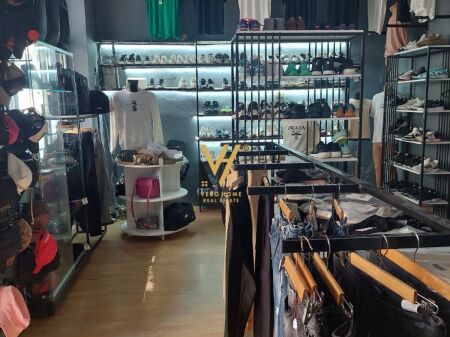 SHOP FOR RENT 30 M2 ON KAVAJES STREET 50,000 LEKE