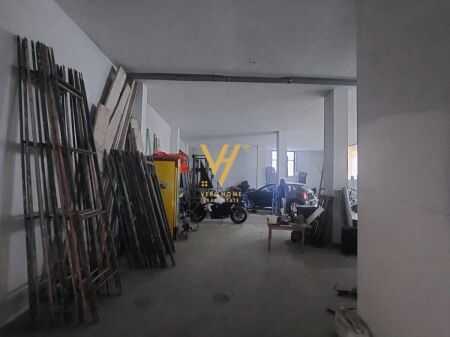 VENDESI MAGAZZINO 180 M2 IN AFFITTO PRESSO L'EX CAMPO DI AVIAZIONE 1.200 EURO