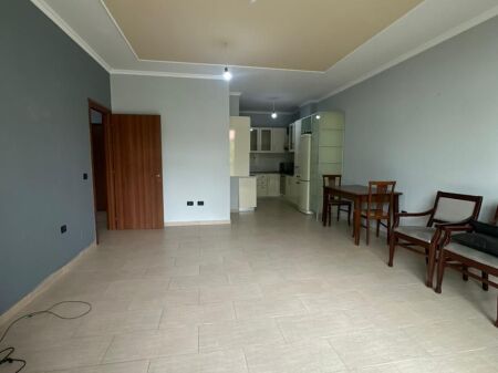 Shitet Apartament 2+1+2