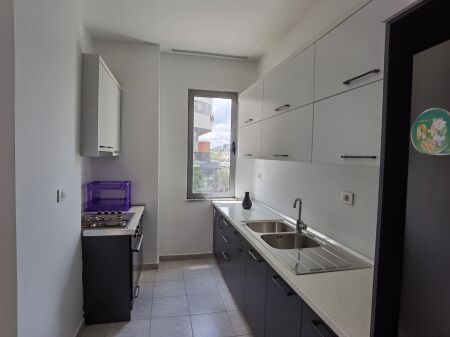 Appartamento 2+1+2 in vendita vicino al viale Migjeni ad Astir