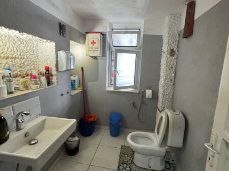 Shitet Bar Restorant. Prane Shkolles "VASIL SHANTO"  190.000 EURO