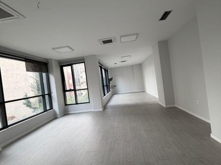 OFFICE FOR RENT 404 M2 NEW MARKET 520,000 LEKE FH-74595