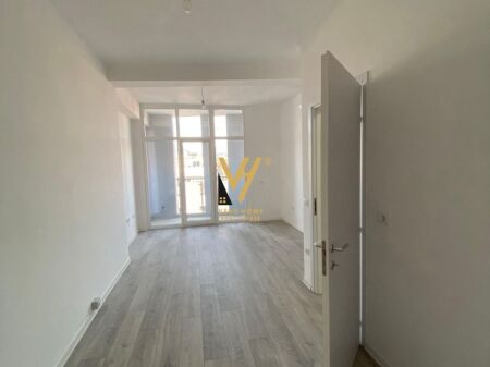 UFFICIO 72 M2 IN AFFITTO A KIKA 2, MUNICIPIO PARISIT 70.000 LEKE