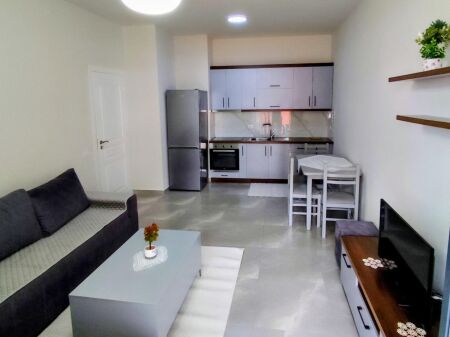 Jepet me qera Apartamenti 1+1, prane Spitalit Nene Tereza Kompleksi ASL 500 mije leke