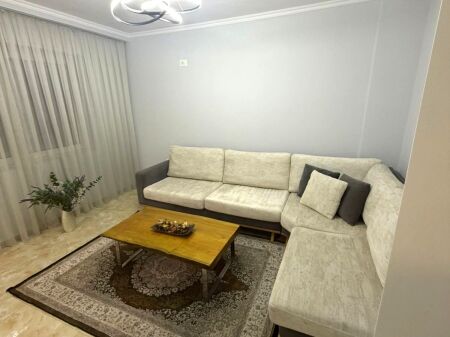 🏡 Appartamento 1+1 in Affitto da Irfan Tomini, al Palazzo con Freccia