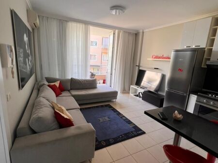 Me Qera: Super Apartament 1+1 + Ballkon + P.Parkimi || (📍Liqeni Artificial - Afër Kopshtit Zologjik), Pllt I Ri Me Ashensor, me Oborr | 750 Euro/Muaj