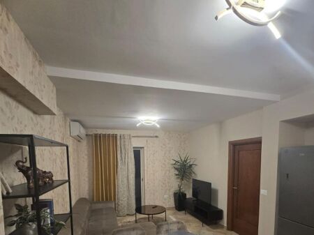 Jepet me qera Apartamenti 1+1 , rruga e Barrikadave pas Maternitetit te Vjeter 650 Mije leke