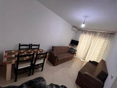 Shitet Apartament 1+1 në zemër të Shëngjinit – 70 metra nga deti