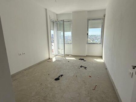 Shitet apartament 2+1+2 banjo + ballkon në një nga zonat më të kërkuara të Kamzës. ☀️