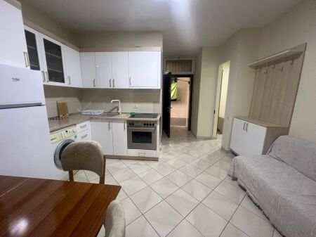 Prane Ufos ne Qender, jepet me qera apartament 2+1(per djem ose vajza)
