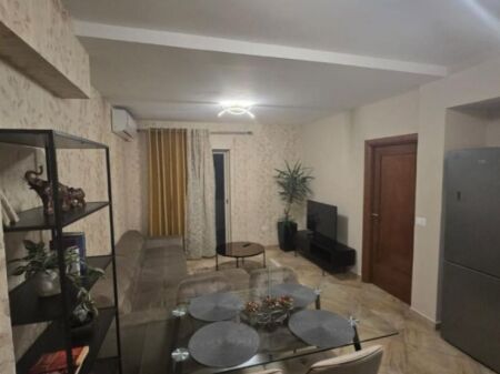 Jepet me qera Apartamenti 1+1 , rruga e Barrikadave pas Maternitetit te Vjeter 650 euro