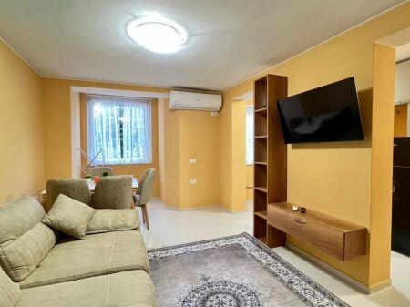 2+1 📍Bllok (Vicino a Piazza Wilson) - 2° Piano - Sup.75m² - Esposizione SUD🌞 || Accesso immediato al Centro e a Bllok🏃🏻‍♂️ 800 Euro/Mese