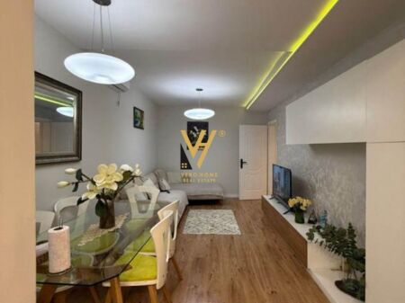 SHITET VILE DY KATESHE NE KINOSTUDIO 230.000 EURO