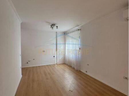 Shitet, Apartament 2+1, Fresk