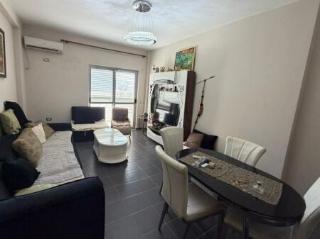 Shitet apartament 1+1