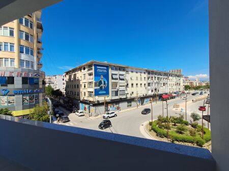 JEPET ME QIRA AMBJENT BIZNESI 129 M² NË DURRËS