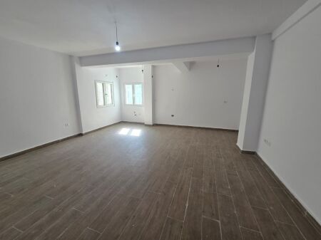 Shitet Apartament 1+1 me Ballkon ne Selite