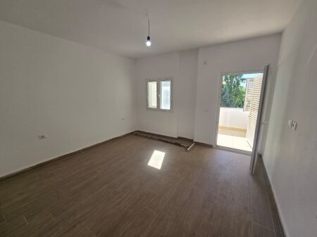 Shitet Apartament 1+1 me Ballkon ne Selite