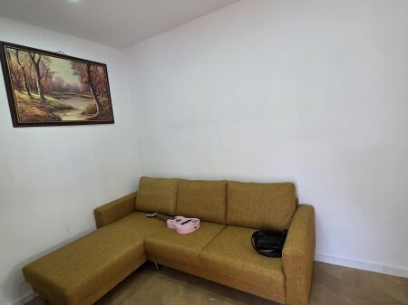 Siri Kodra Shitet Apartament 1+1 Konvertuar Ne 2+1