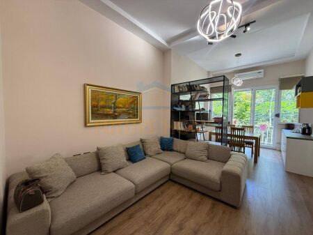 Shitet, Apartament 3+1+2, Fresk, Tiranë