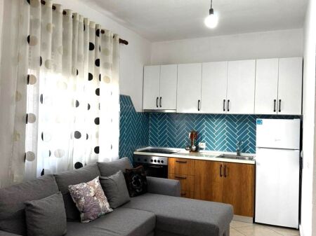 Jepet me qera shtepi private, tipologji 2+1, tek Casa Italia