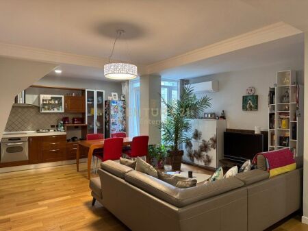 Apartament 2+1 per shitje tek Blloku