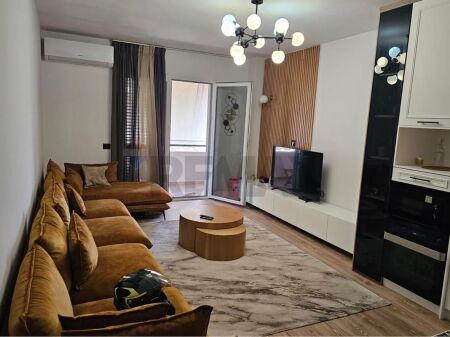 Shitet Apartament 2+1+2 ballkone në Astir