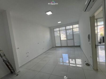 Zyre Me Qera Tek Komuna e Parisit (ID BZ2365) Tirane.
