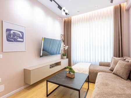 In Affitto: 🏡 Il Più Luxury Appartamento 1+1 nel Residence Kadiu - Ali Demi📍 100% Nuovo | 50m², 7° Piano (P2026) Tutto Nuovo Imballato | 45.000 Lek/Mese ✨