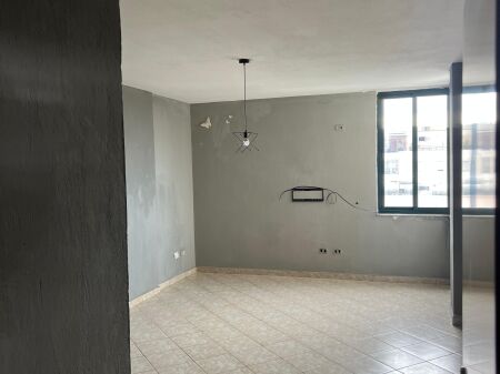 Jepet me qira 2+1 +2 ballkone prane Stadiumit, Durres