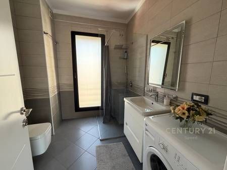 Ofrojme apartament 1+1 per qira perballe Harry Fultz!
