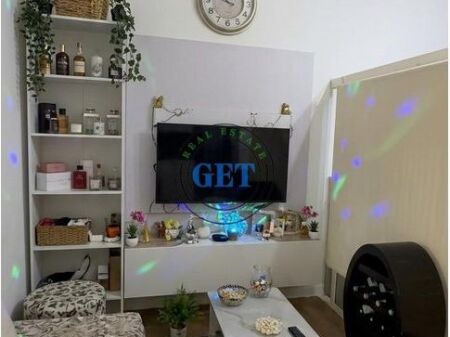 Shitet Njësi e Konvertuar në 1+1 | Plazh,Durrës  Ofrohet për shitje njësi e konvertuar në apartament 1+1, e pozicionuar në një zonë shumë të preferuar Ne Plazh,Durrës ideale për banim ose investim.  Detaje mbi pronën: • Sipërfaqe në certifikatë: 27 m² • 1 dhomë ndenjeje + kuzhinë • 1 dhome gjumi • 1 tualet • Kati i 1  Specifikime të tjera: • Ambient i vogël dhe praktik • Ndriçim natyral i mirë • E mobiluar • Akses i lehtë në hyrje/dalje të objektit • Zonë e frekuentuar në sezon veror • E përshtatshme për 1–2 persona • Mundësi përdorimi për banim të përkohshëm ose qira ditore  Për më shumë informacion ose një vizitë në pronë na kontaktoni: