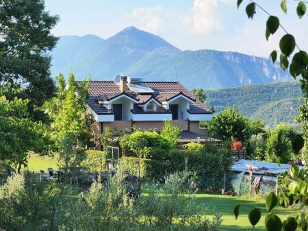 🛕SHITET:️ Vilë Magjike ✨ e Vetmja në Llojin e Saj e Dal Ndonjëherë në Treg me 5400 m² Truall dhe 300 m² Ndërtim📍( BËRZHITË - IBË ) Me Pishinë BLU 🔵