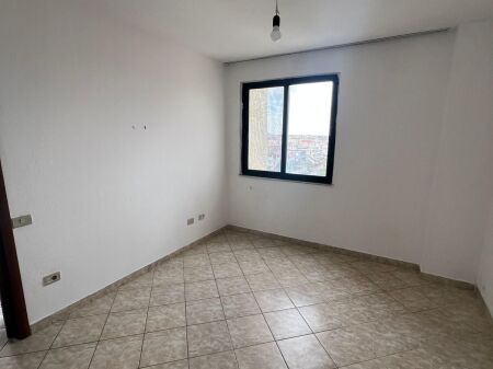 🏡 Jepet me qera, Apartament 2+1 + 2 Ballkone, Pranë Stadiumit – Durrës.